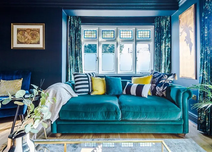 Exquisite Home In Windsor By Casa By Grace, Near Legoland, Perfect For Large Groups, Pet Friendly, Free Parking, Sleeps 7-9!